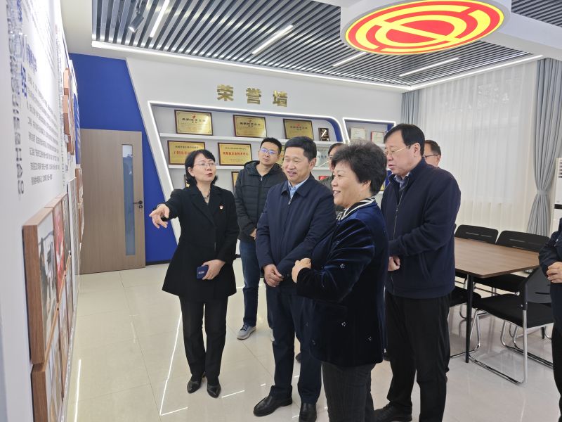 女生被男人坤坤插进去逼里2025年05月09日上午 安阳市人大常委会副主任、市总工会党组书记、主席夏军一行莅临华阳电磁铁参观调研；对公司2023年全国五一劳动奖章获得者汪利娜慰问，并听取劳模工作室相关情况汇报